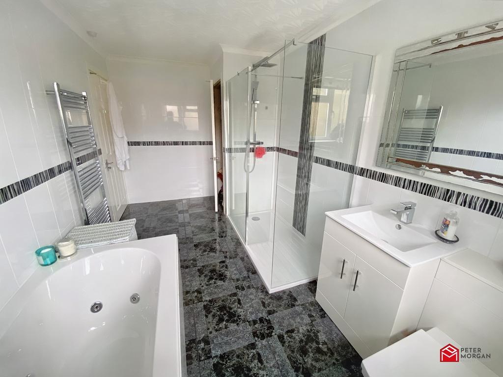 Family Jacuzzi Bath &amp; Shower Room