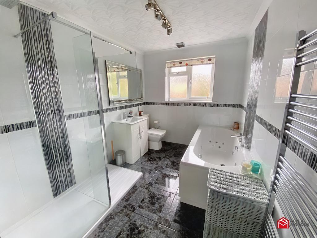 Family Jacuzzi Bath &amp; Shower Room