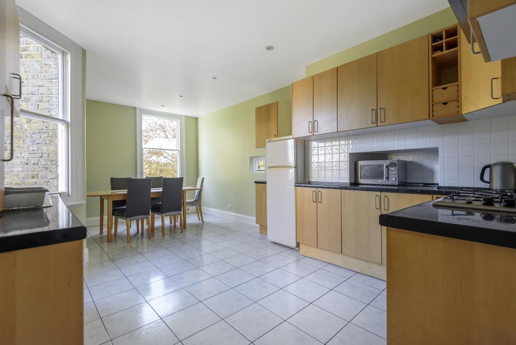 Disraeli Gardens Putney SW15 3 bed flat £2,800 pcm (£646 pw)