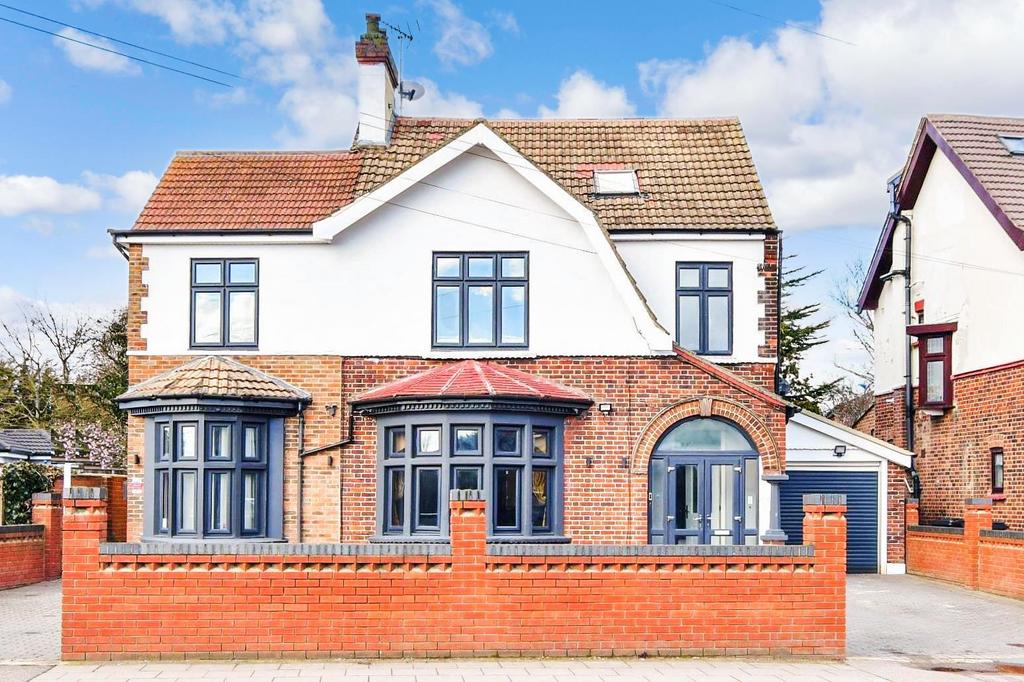 Forest Road, Barkingside, Ilford, Essex 5 bed detached house for sale