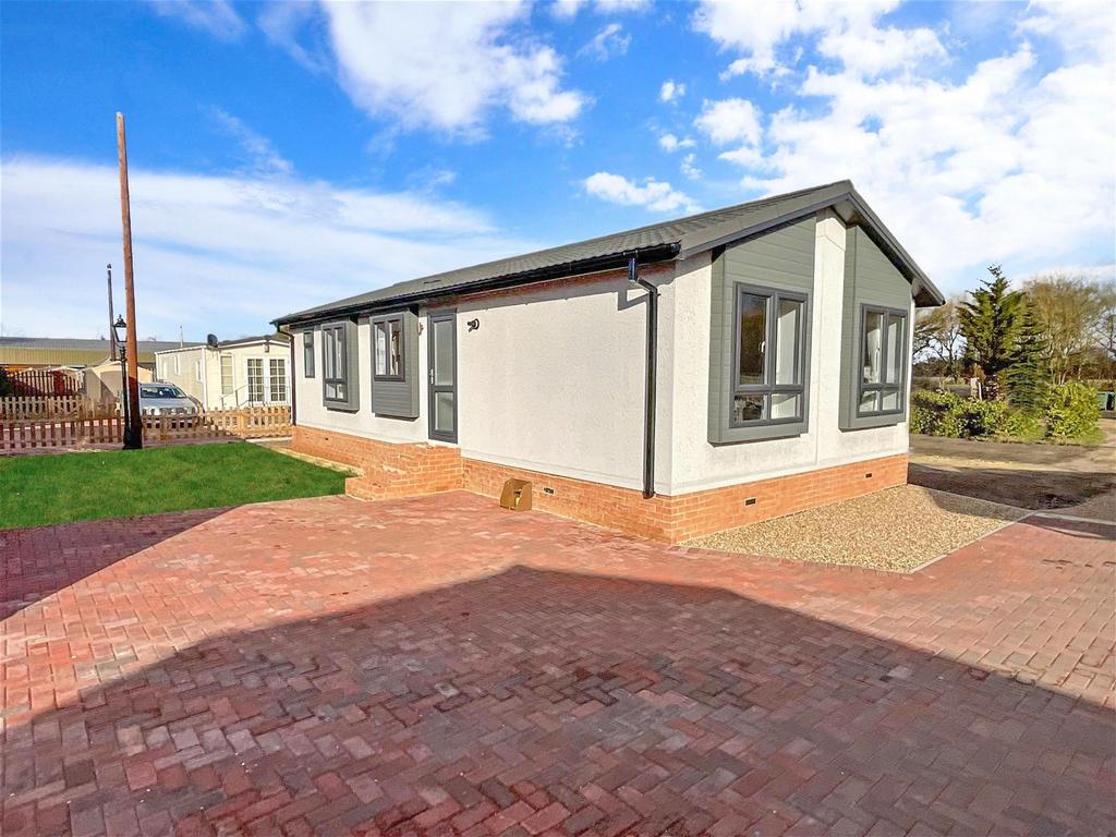 Maidstone Road, Paddock Wood, Kent 2 bed park home for sale £260,000