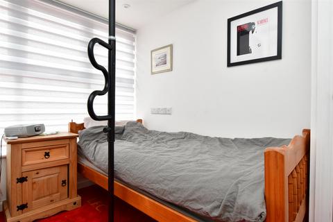 9 Bakers Close, Southwater, Horsham, RH13 9DX