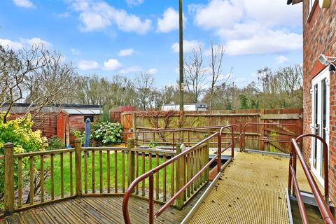 9 Bakers Close, Southwater, Horsham, RH13 9DX