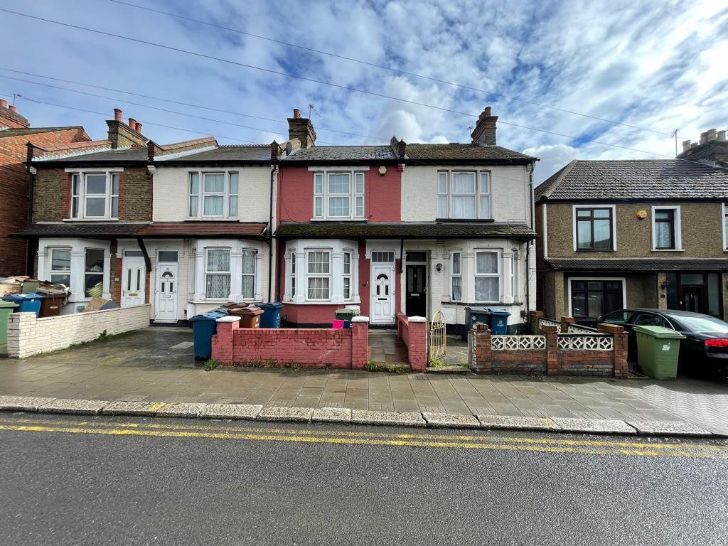Byron Road, Wealdstone HA3 4 bed terraced house to rent £2,600 pcm (£