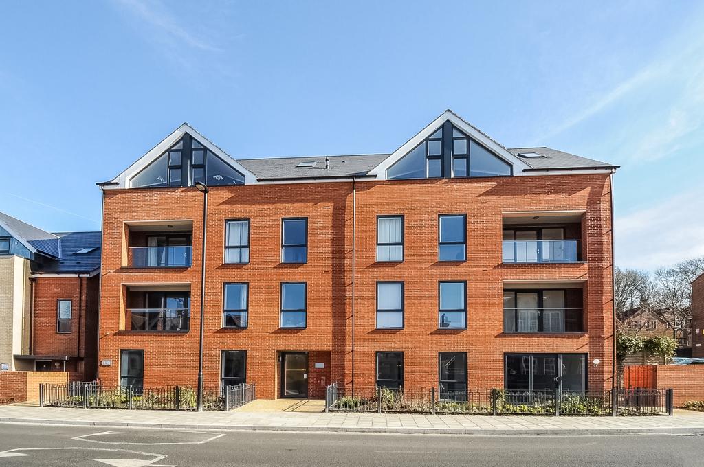 Valley Road Streatham SW16 2 bed flat to rent £1,800 pcm (£415 pw)
