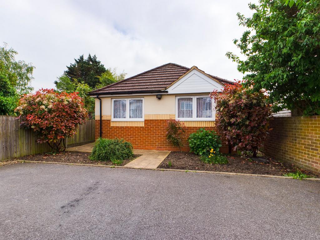 Mead Lane, Chertsey, Surrey, KT16 2 bed bungalow £1,550 pcm (£358 pw)