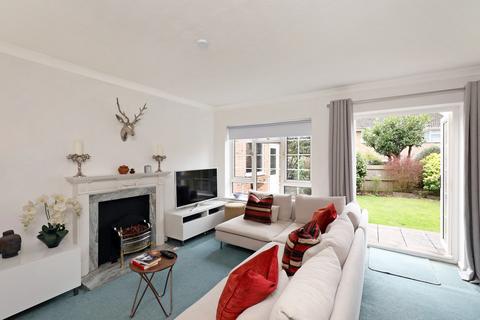 17 Birchwood Grove, Hampton, TW12 3DU