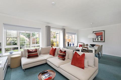 17 Birchwood Grove, Hampton, TW12 3DU