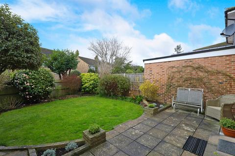 17 Birchwood Grove, Hampton, TW12 3DU