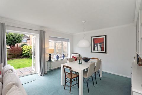 17 Birchwood Grove, Hampton, TW12 3DU
