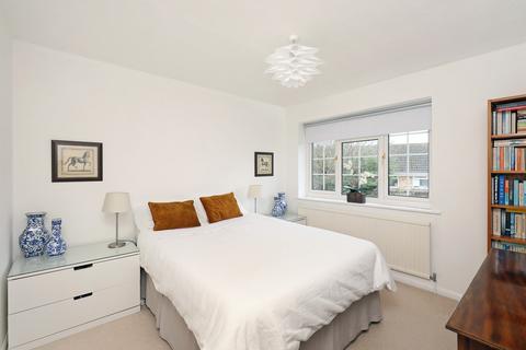 17 Birchwood Grove, Hampton, TW12 3DU