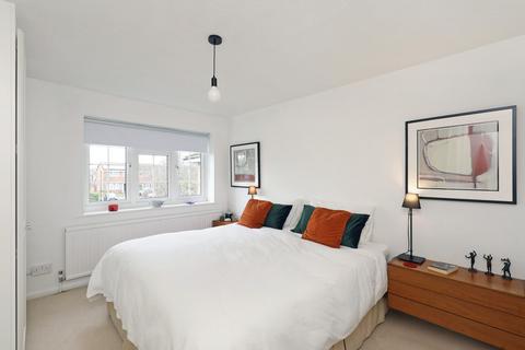 17 Birchwood Grove, Hampton, TW12 3DU
