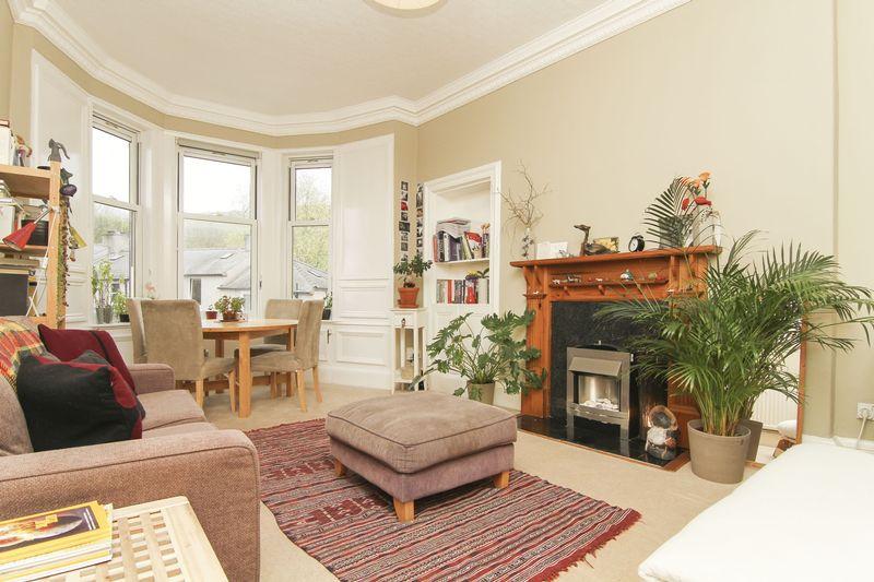 Meadowbank Crescent, Edinburgh 2 bed flat £1,100 pcm (£254 pw)