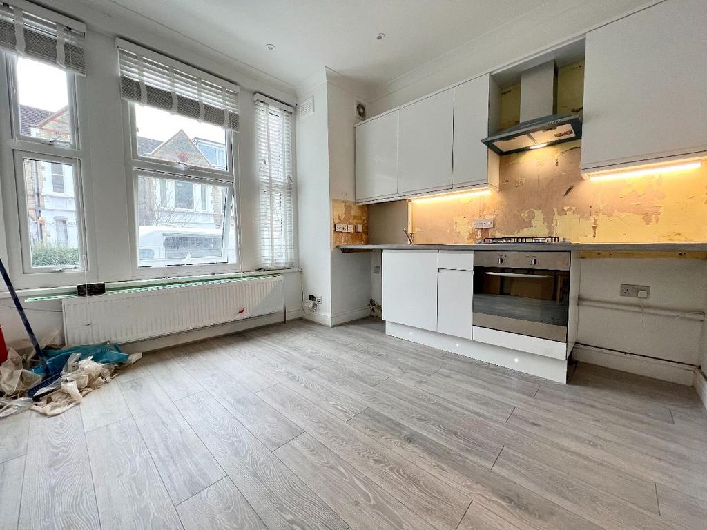 Kingscourt Road 1 bed apartment £1,500 pcm (£346 pw)