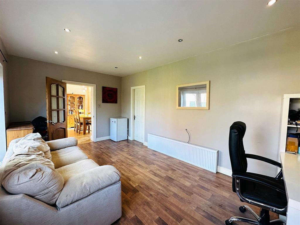 Belgrave Drive, Goole 4 bed semidetached house £220,000