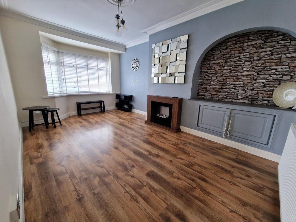 Tennyson Drive, Bridgend, CF31 4PU 3 bed semidetached bungalow for