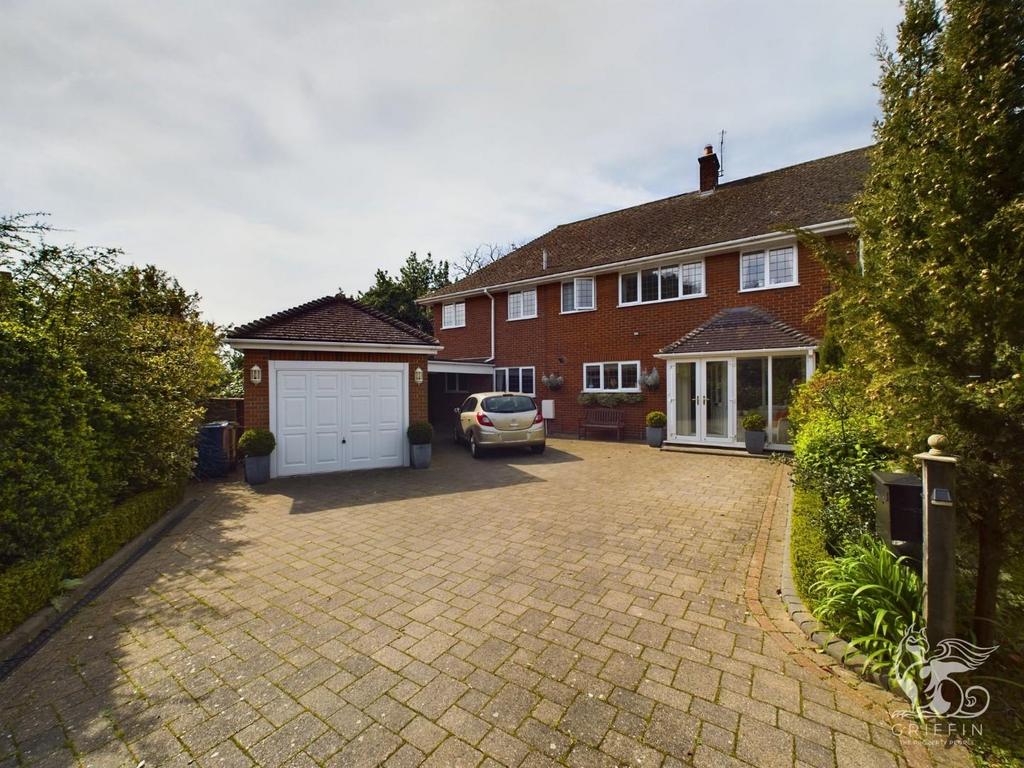 High Road, HorndonOnTheHill, StanfordLeHope 5 bed semidetached