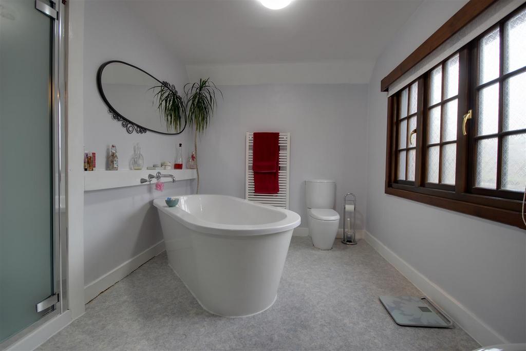 En-suite Bath/Shower Room