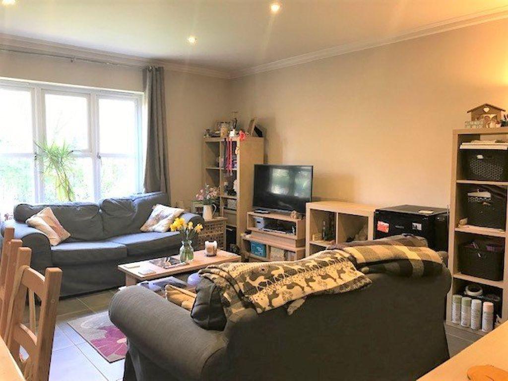 Bookham 1 bed apartment £1,095 pcm (£253 pw)
