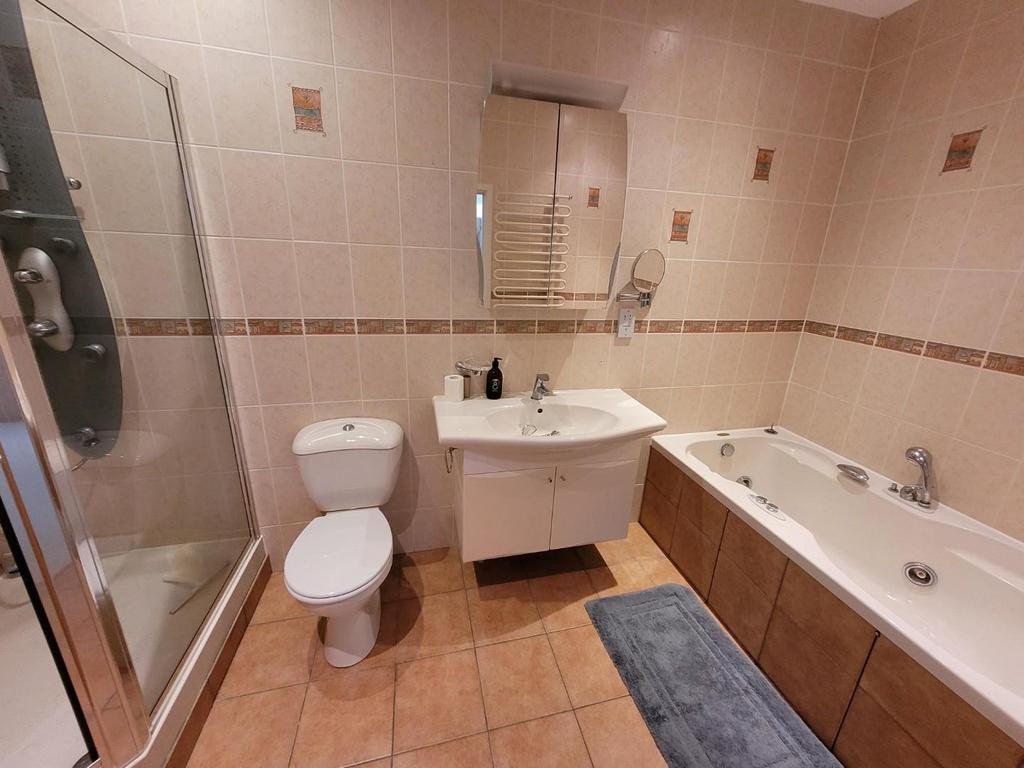 En-suite to Master.jpg