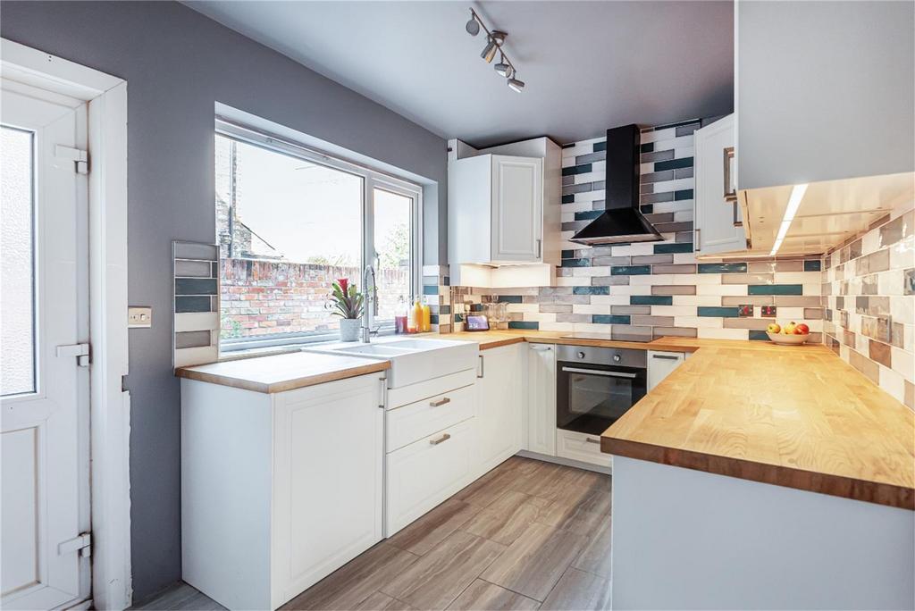 Adelaide Square, Bedford 4 bed semidetached house £350,000