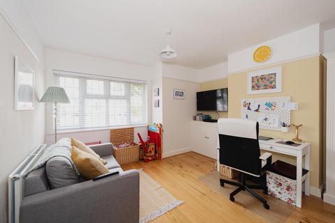 35 Hookfield, Epsom, KT19 8JQ
