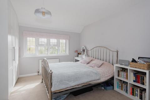 35 Hookfield, Epsom, KT19 8JQ