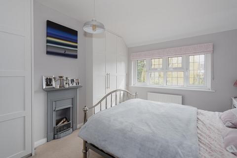 35 Hookfield, Epsom, KT19 8JQ