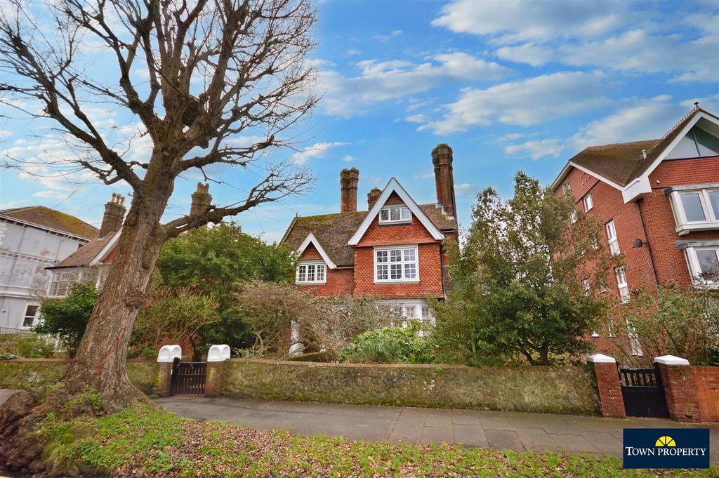 Carlisle Road, Eastbourne 2 bed flat £285,000