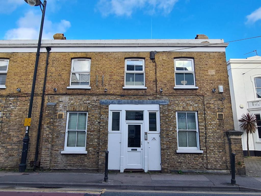 West Street, Carshalton, Surrey, SM5 2QG Studio £875 pcm (£202 pw)