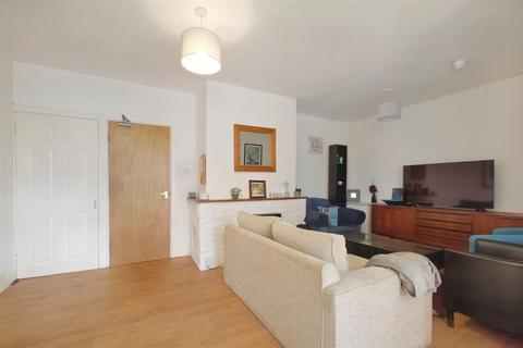 61 Beeston Road, Nottingham, NG7 2JQ
