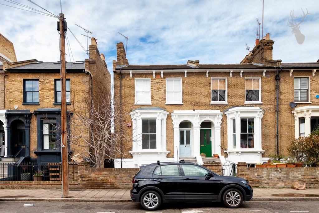 Penshurst Road, Victoria Park... 3 bed £4,250 pcm (£981 pw)