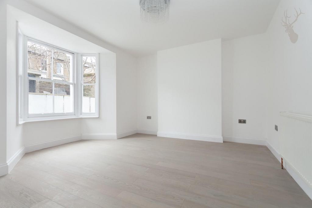 Penshurst Road, Victoria Park... 3 bed £4,250 pcm (£981 pw)