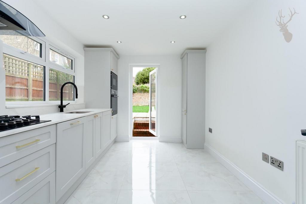 Penshurst Road, Victoria Park... 3 bed £4,250 pcm (£981 pw)