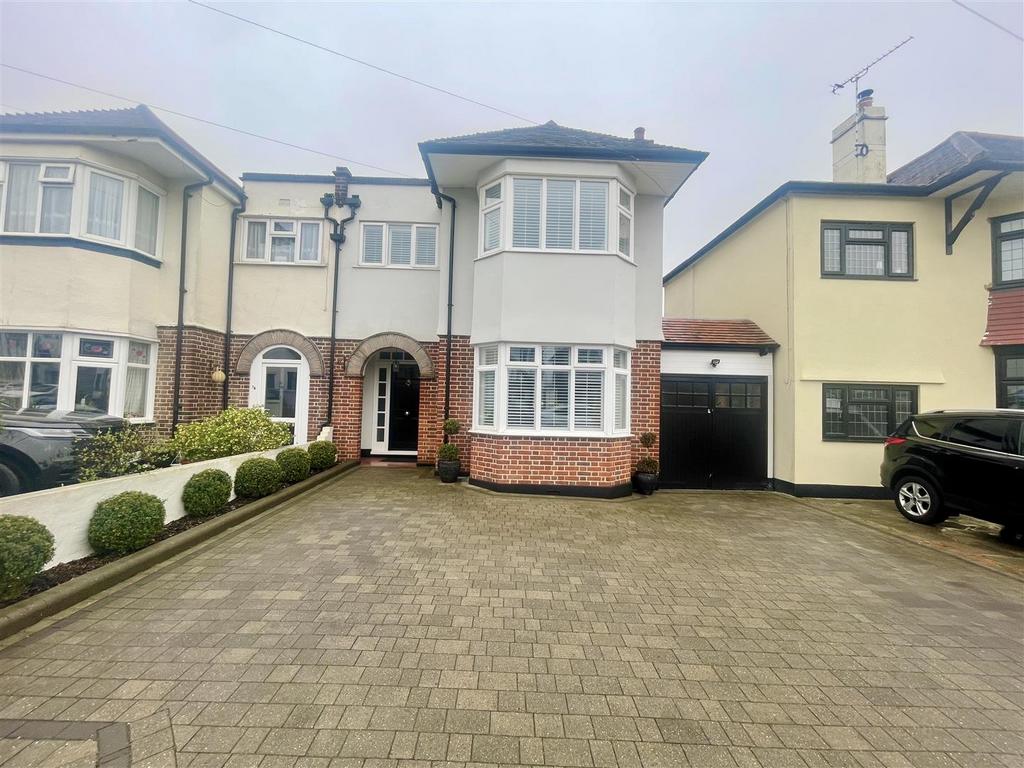 Tattersall Gardens, LeighOnSea 4 bed semidetached house £780,000