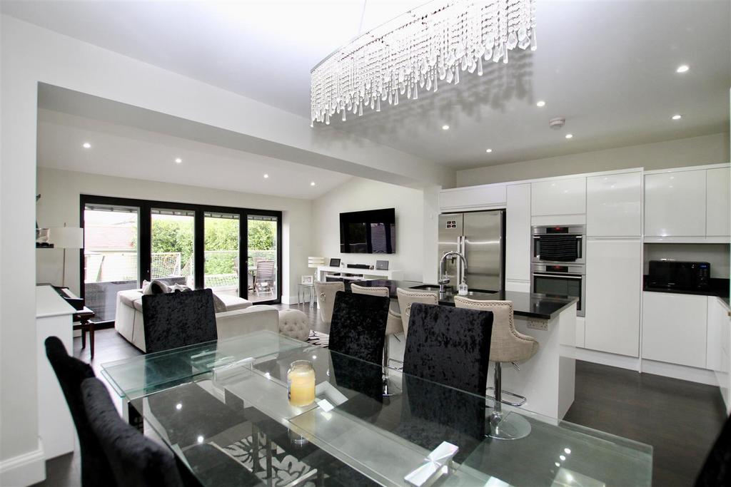 Tattersall Gardens, LeighOnSea 4 bed semidetached house £780,000