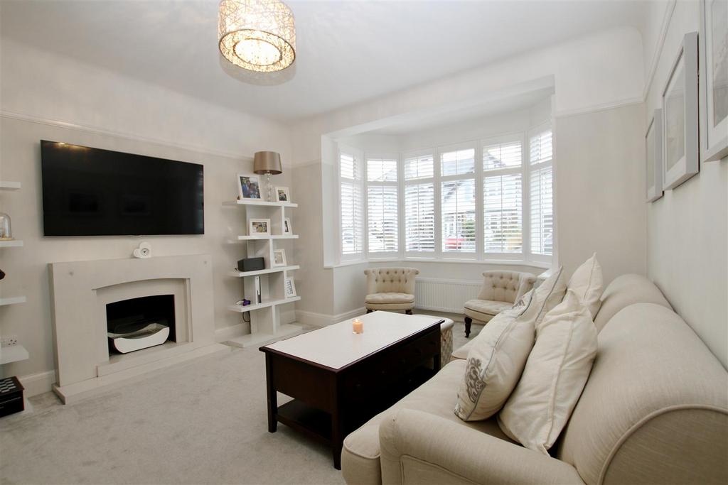 Tattersall Gardens, LeighOnSea 4 bed semidetached house £780,000