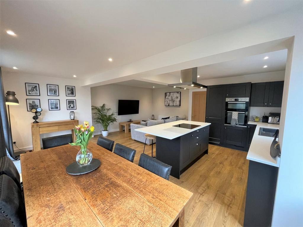 Shetland Close, Wilpshire, Ribble Valley 3 bed semidetached house for