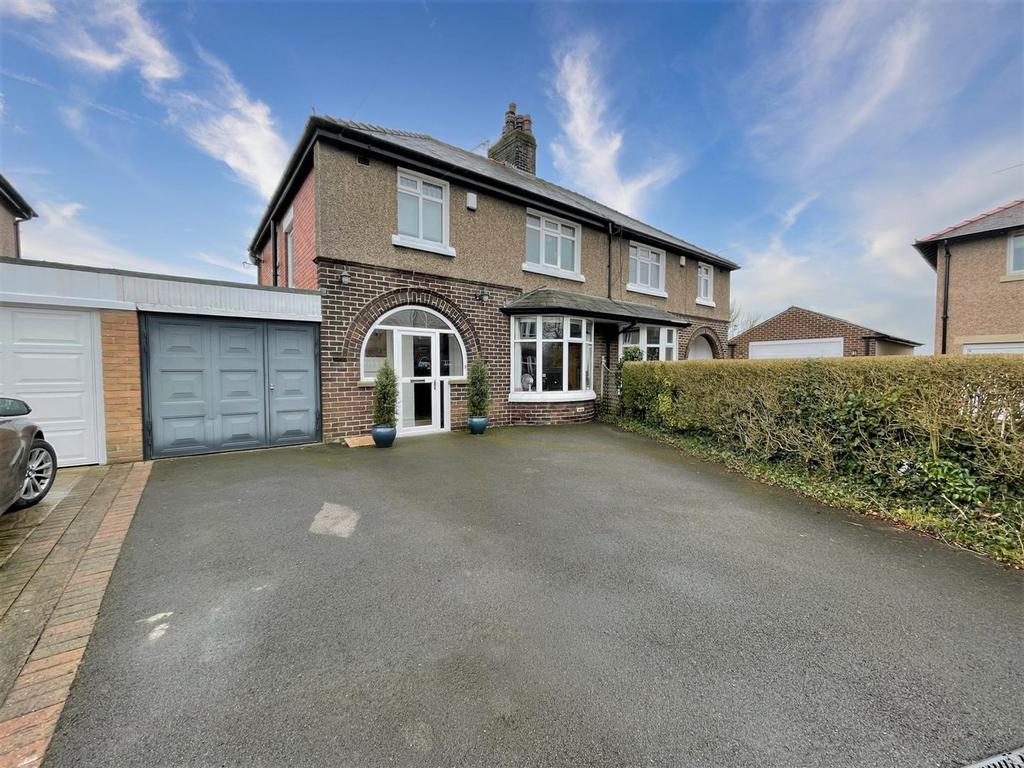 Brungerley Avenue, Clitheroe, Ribble... 4 bed semidetached house £
