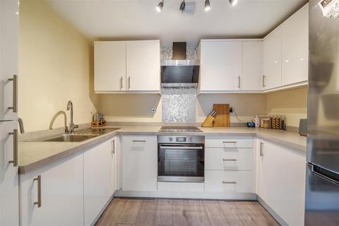 2 bedroom apartment for sale - Emerson Court, Albert Walk, Crowthorne, RG45 7EB