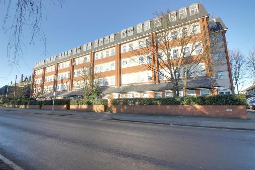 Trinity House, Trinity Lane, Waltham... 2 bed flat £1,200 pcm (£277 pw)