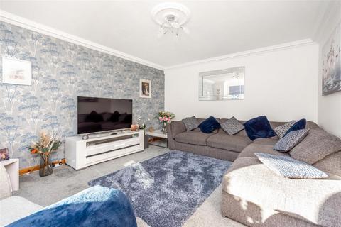 6 Blair Grove, Blairhall, Dunfermline, KY12 9LG