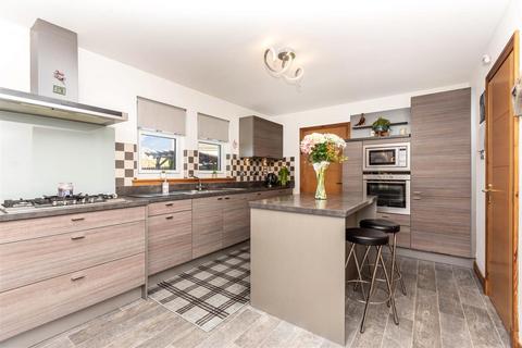 6 Blair Grove, Blairhall, Dunfermline, KY12 9LG
