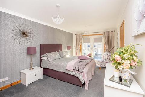 6 Blair Grove, Blairhall, Dunfermline, KY12 9LG