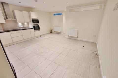2 bedroom flat to rent - London Road, Leigh On Sea