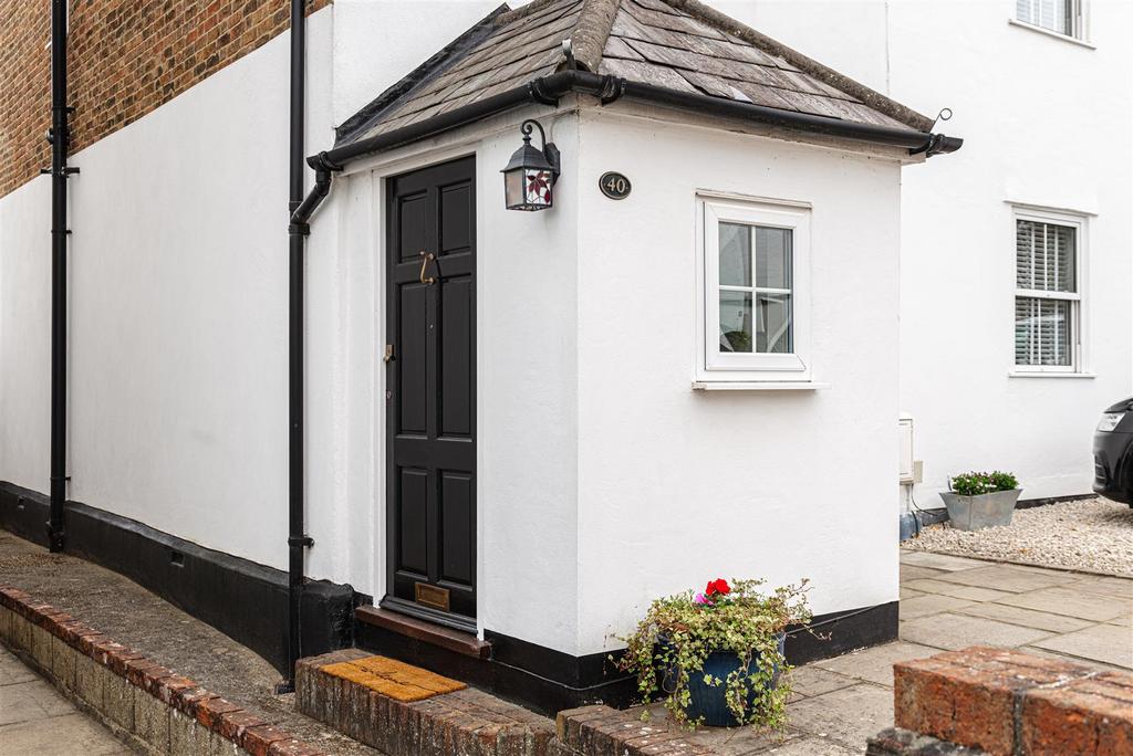 Ranelagh Road, Redhill 3 bed semidetached house £1,900 pcm (£438 pw)