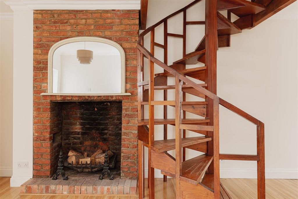 Ranelagh Road, Redhill 3 bed semidetached house £1,900 pcm (£438 pw)