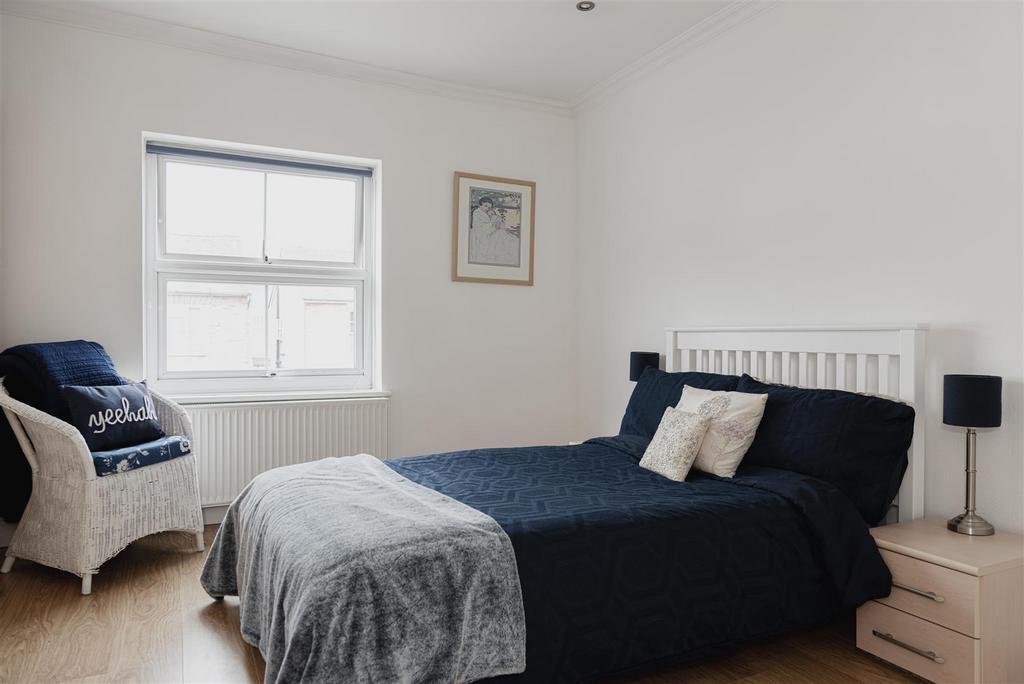 Ranelagh Road, Redhill 3 bed semidetached house £1,900 pcm (£438 pw)