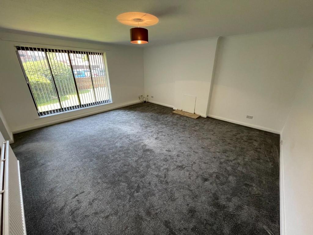 Hale Court. Hale 2 bed flat £1,250 pcm (£288 pw)