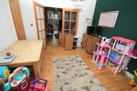 10 Simpson Grove, Bradford, BD10 9SD